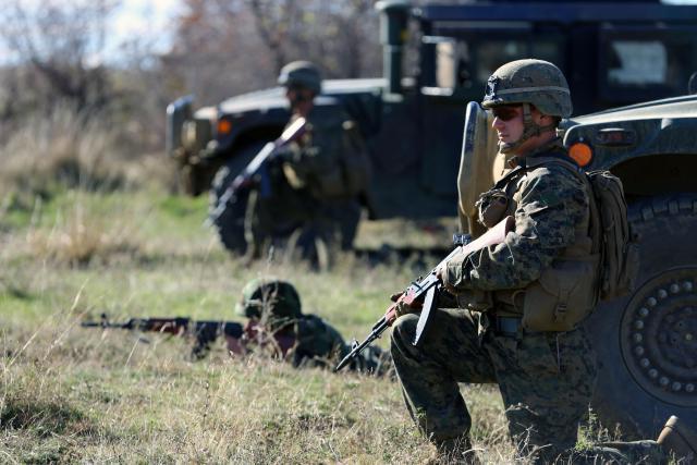 2013年11月，海军陆战队在保加利亚的Novo Selo进行演习. 摄影:第二中尉. 丹尼尔·迪克森.